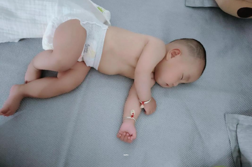 南城宝宝胳膊上起红疙瘩